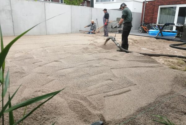 Grondwerk: tuin laten ophogen door zandspuiten, zandlevering