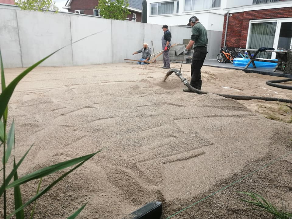 Grondwerk: tuin laten ophogen door zandspuiten, zandlevering