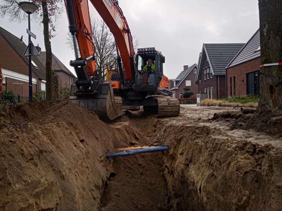 grondwerk infrastructuur: Zuigtechniek voor het vrijmaken van kabels en leidingen.